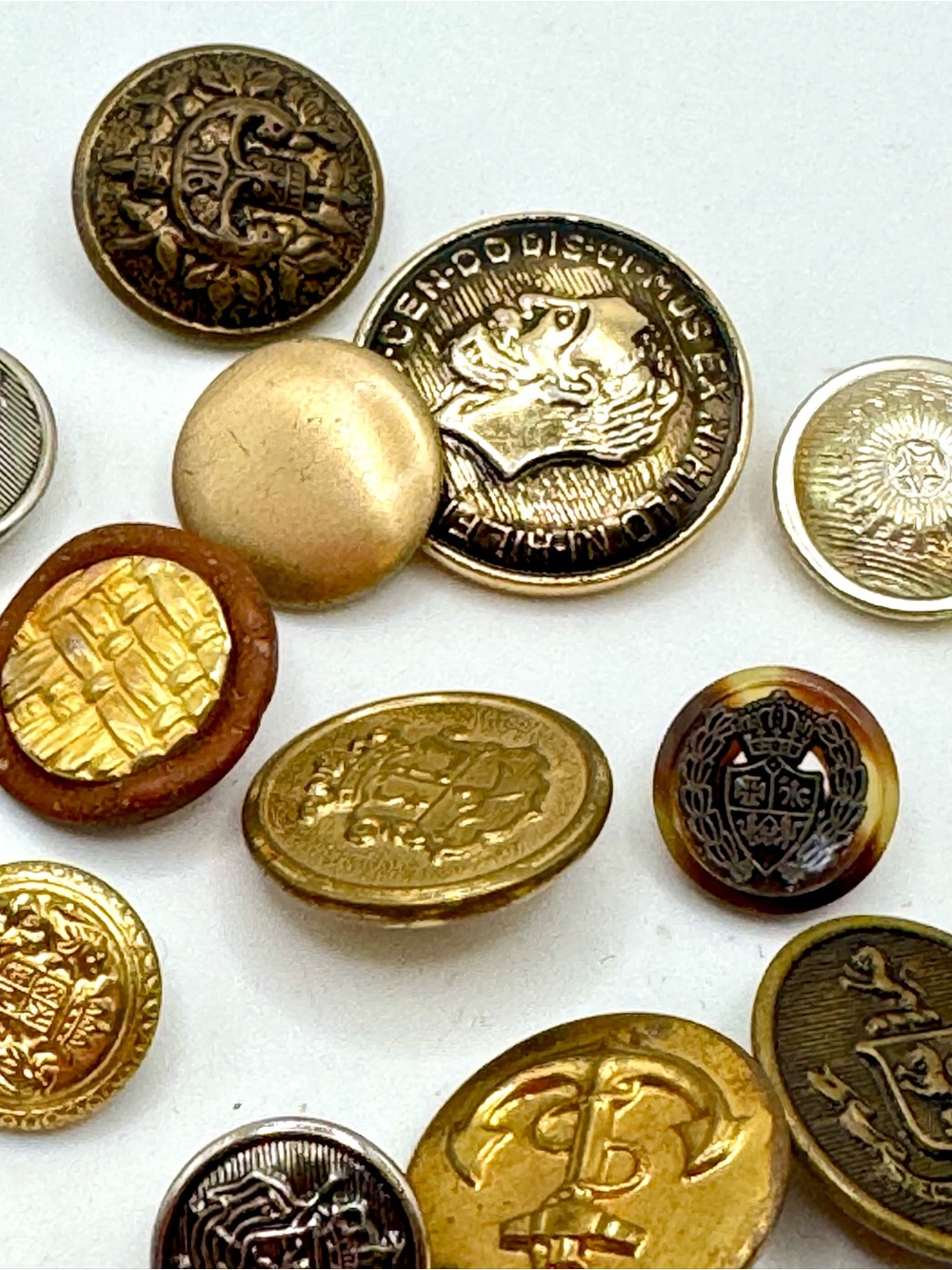 Vintage military and fashion buttons - Lot 
25